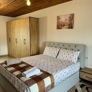 Bed and breakfast Zefi Rrenc, Papaj